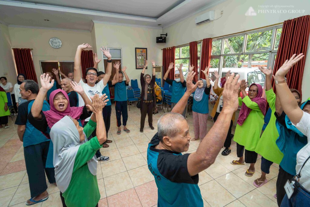 Kebersamaan dalam sesi Games di Panti Wreda